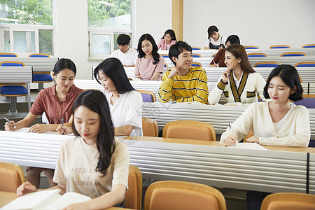 教授和大学生讨论问题图片