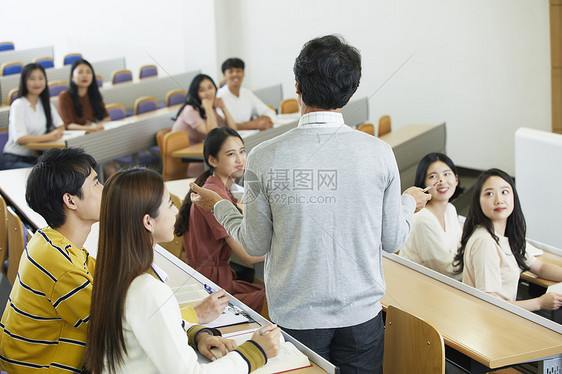 教授和大学生讨论问题图片