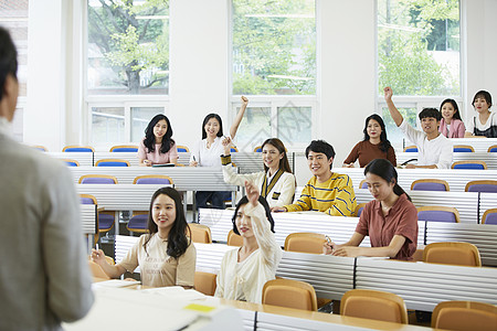 教授和大学生讨论问题图片