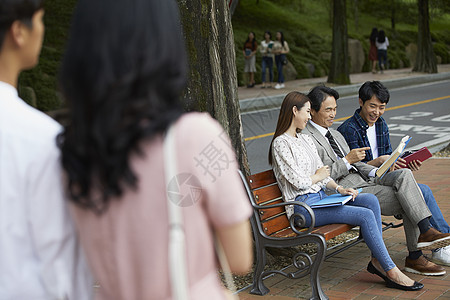 教授和大学生讨论问题图片