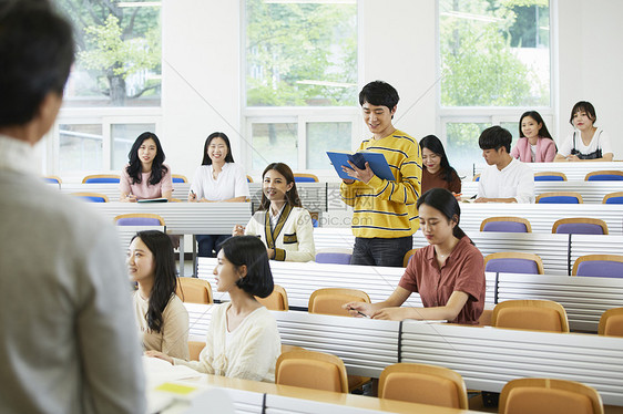 教授和大学生讨论问题图片