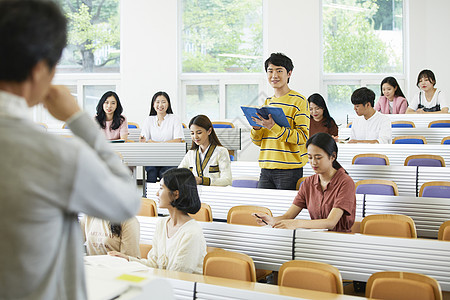 教授和大学生讨论问题图片