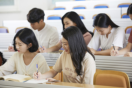 教授和大学生讨论问题图片