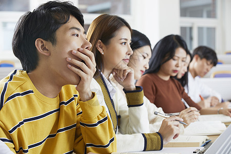 大学课堂打瞌睡的男生图片