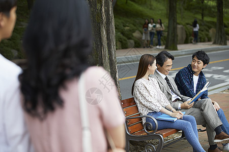 教授和大学生讨论问题图片