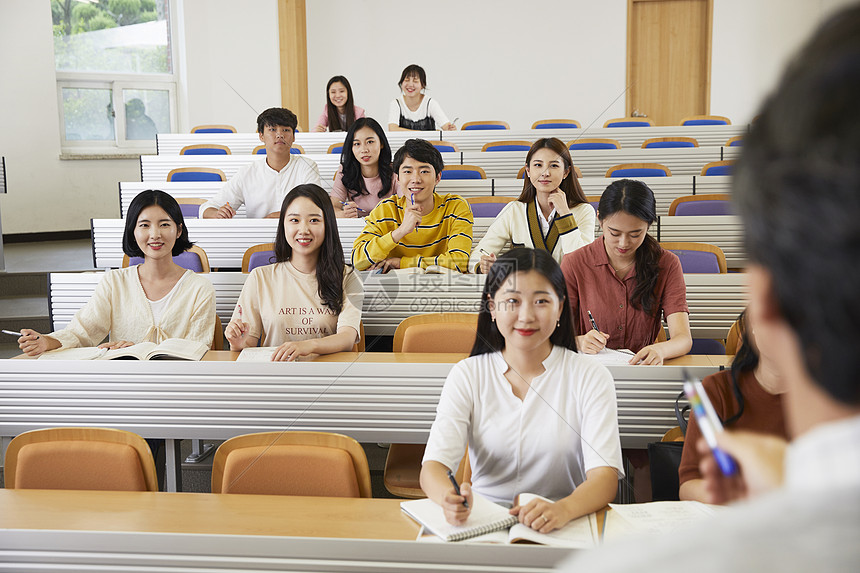 教授课堂上和同学们讨论问题图片