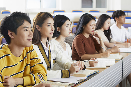 大学生在教室课堂上认真听课图片