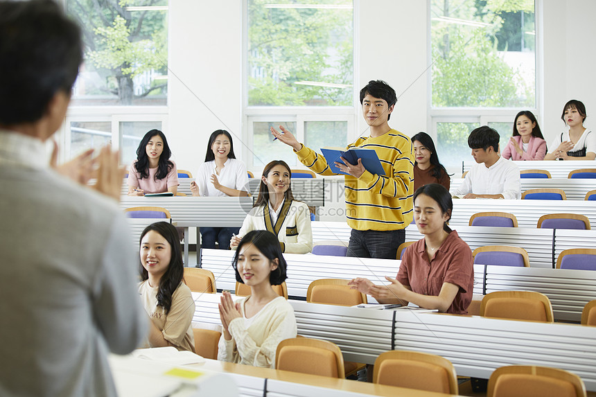 学生上课回答老师问题图片