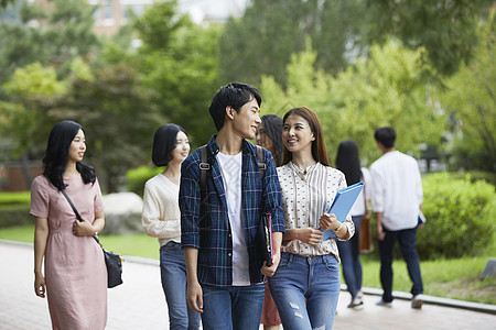 学生们走在一起讨论交谈图片