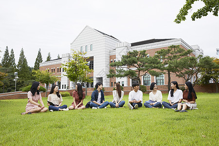 学生们围坐在草地上分享交流图片