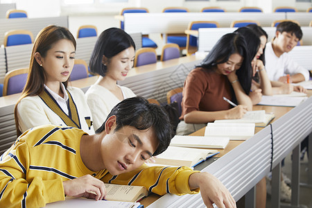 大学生阶梯教室睡觉图片