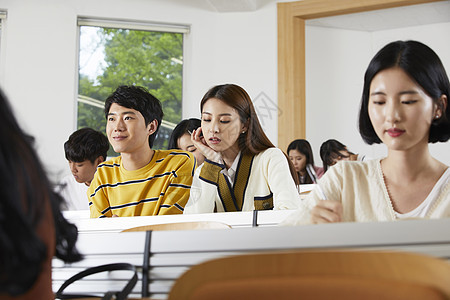 大学课堂上的男女大学生图片