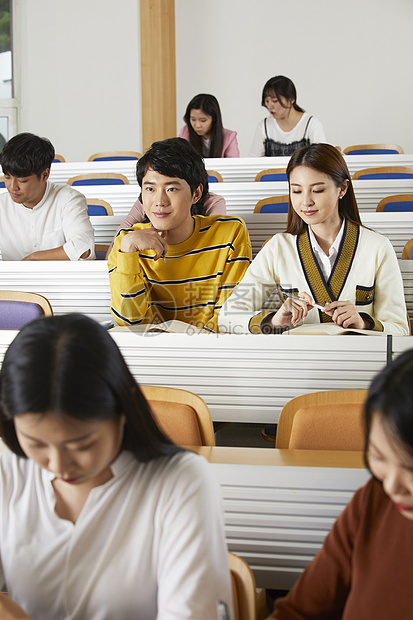 大学课堂上的男女大学生图片