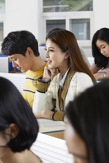 大学课堂上的男女大学生图片