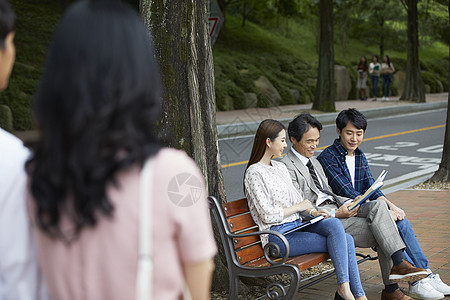 成人前视图笑教授大学生图片