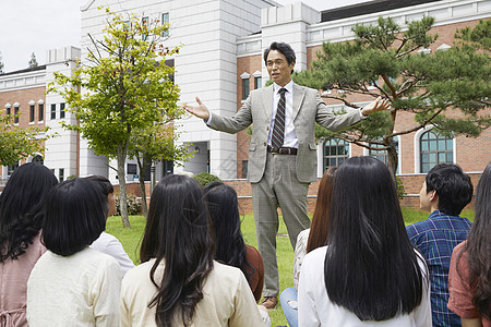 大学课堂上的男女大学生图片