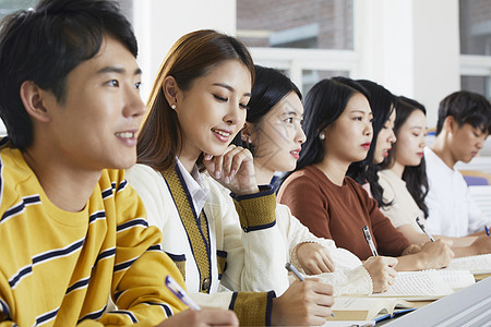 大学课堂上的男女大学生图片