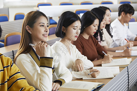 大学课堂上的男女大学生图片