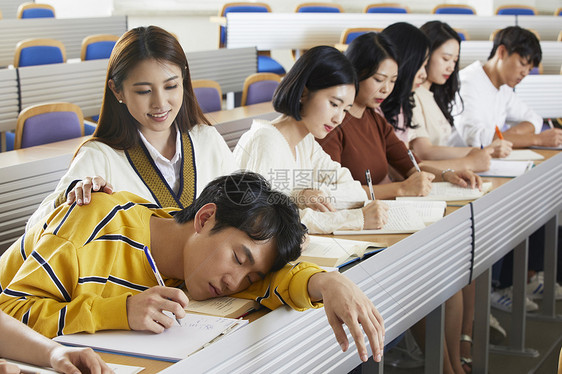 大学生教室睡觉图片