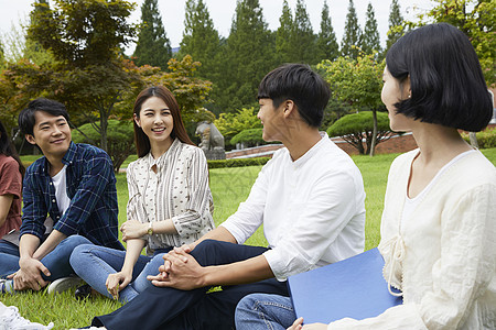 学生们围坐在草地上分享交流图片