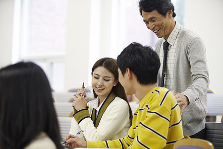 老师指导学生作业图片