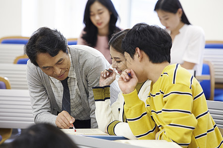 老师指导学生作业图片