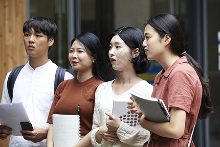 年轻的大学生们图片