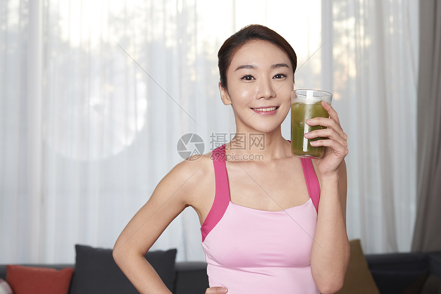 年轻女子喝果汁图片