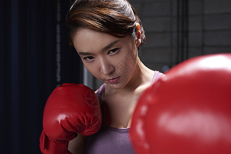 战士二式年轻女拳击运动背景