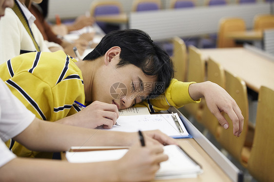 课堂上睡觉的大学生图片