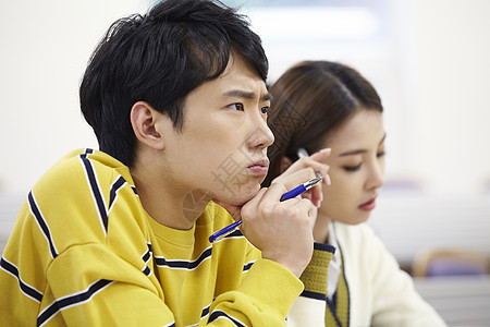 课堂上迷茫的大学生图片