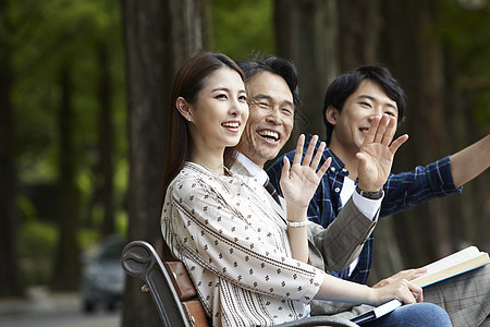 招手微笑的教授和大学生图片