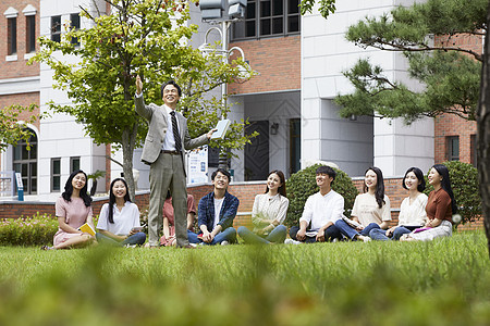 户外草坪的教授和大学生图片