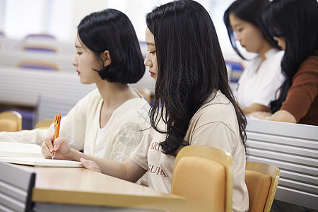 课堂上学习记录的女大学生图片