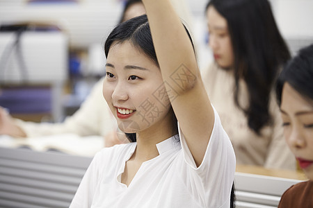 举手微笑的女大学生图片