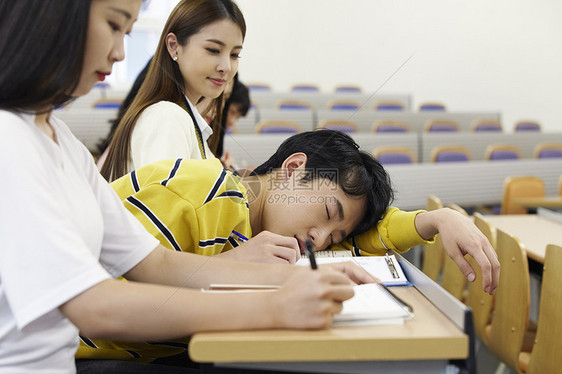 趴在课桌上睡觉的青年男子图片