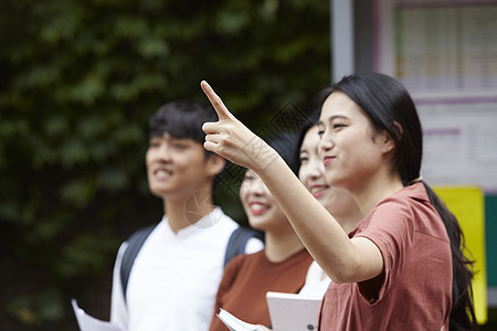 微笑的女大学生图片