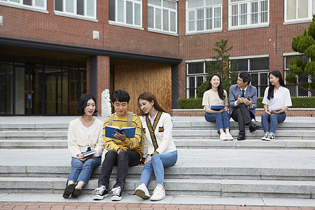 坐在台阶上放松的大学生图片