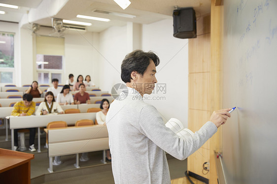 课堂在白板上写字的教授图片