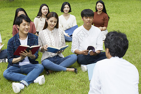 做在户外学习看书的大学生图片