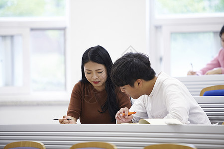 讨论学习的大学生图片