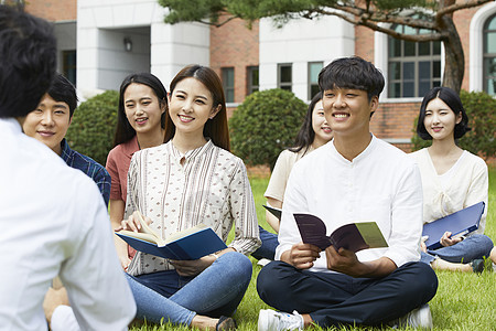 户外草坪上上课的大学生图片