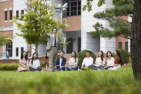 户外草坪上上课的大学生图片