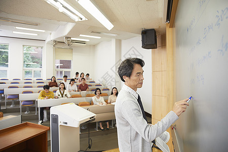 教室白板上写字的教授图片