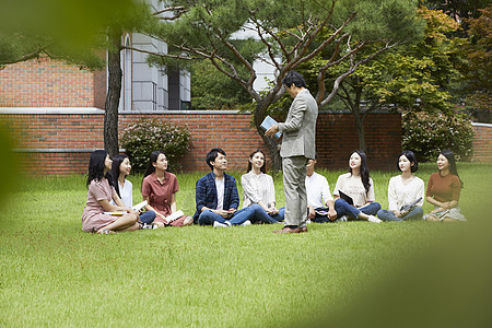 户外校园草坪上讲课的教授图片