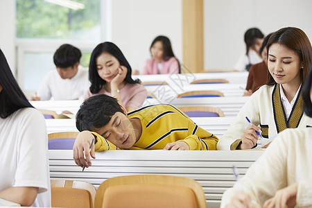 课堂上睡觉的大学生图片