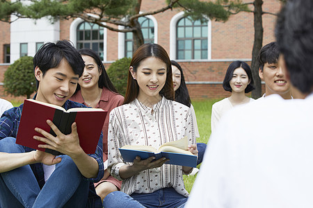 户外拿着书本上课的大学生图片