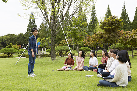 公园草坪上自我介绍的大学生图片