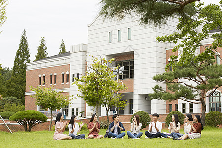 坐在户外休息的青年大学生们图片