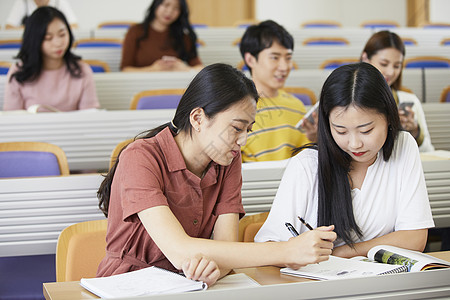 课堂上学习互助的同学图片